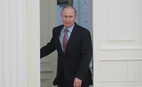 Президент РФ Владимир Путин перед началом встречи с президентом ФАТФ Х.М. Вега-Серрано. 26 апреля 2017
