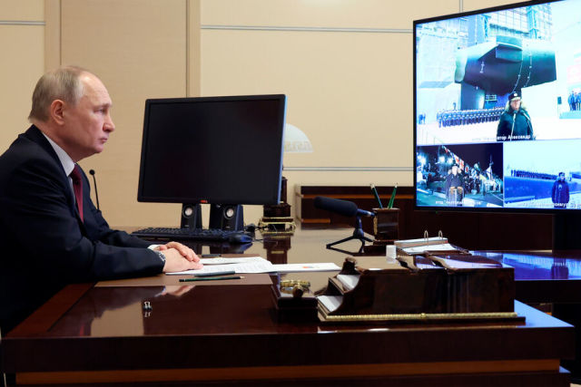 Президент РФ Владимир Путин принимает участие в режиме видеоконференции в церемонии подъёма военно-морского флага на поступающих в состав ВМФ кораблях