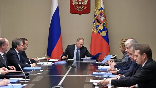 Президент РФ Владимир Путин проводит совещание с постоянными членами Совета безопасности РФ. 15 декабря 2017