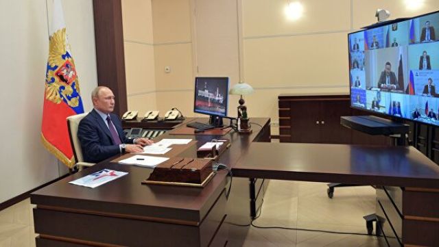Президент РФ Владимир Путин проводит в режиме видеоконференции совещание по вопросам реализации мер поддержки экономики и социальной сферы