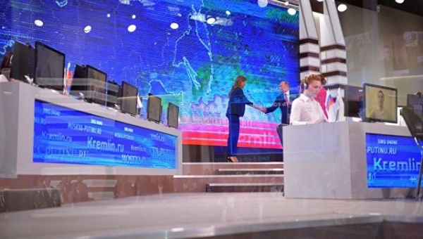 Президент РФ Владимир Путин в основной студии московского Гостиного двора перед началом ежегодной специальной программы Прямая линия с Владимиром Пути