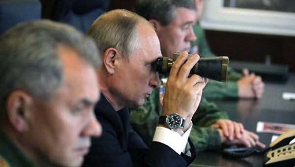 Президент РФ Владимир Путин во время инспекции действий вооружённых сил Союзного государства России и Белоруссии на основном этапе совместного стратег