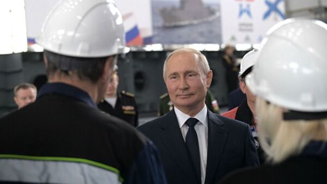 Президент РФ Владимир Путин во время общения с сотрудниками судостроительного завода "Залив"
