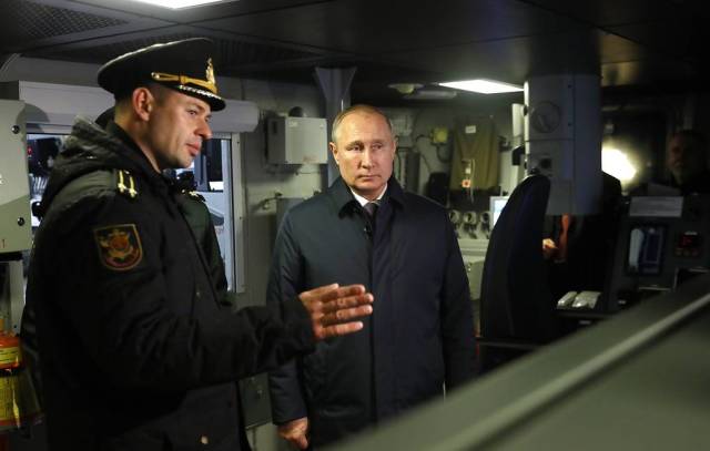 Президент РФ Владимир Путин во время осмотра корвета "Гремящий"