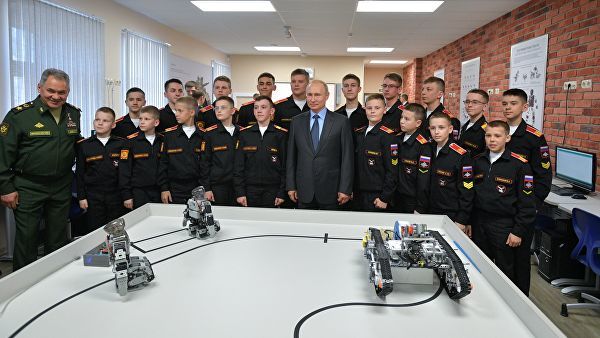 Президент РФ Владимир Путин во время посещения Санкт-Петербургского суворовского военного училища