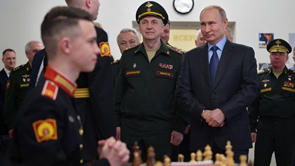 Президент РФ Владимир Путин во время посещения Санкт-Петербургского суворовского военного училища Министерства обороны РФ. 23 апреля 2019