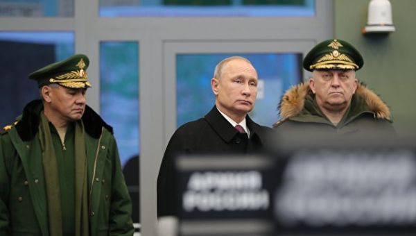 Президент РФ Владимир Путин во время посещения Военной академии Ракетных войск стратегического назначения имени Петра Великого. 22 декабря 2017