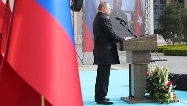 Президент РФ Владимир Путин выступает на церемонии запуска строительства первого энергоблока АЭС Аккую. 3 апреля 2018