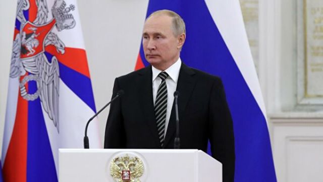 Президент РФ Владимир Путин выступает во время встречи с группой офицеров по случаю их назначения на вышестоящие должности и присвоения высших воински
