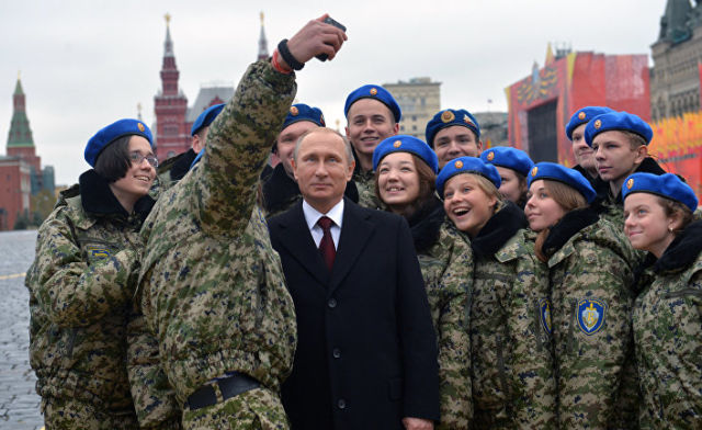 Президент России Владимир Путин фотографируется с участниками военно-патриотического центра "Вымпел"