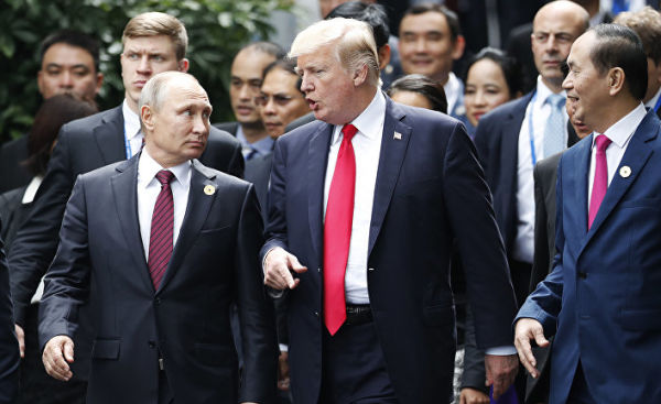 Президент России Владимир Путин и президент США Дональд Трамп на саммите АТЭС во Вьетнаме. 11 ноября 2017