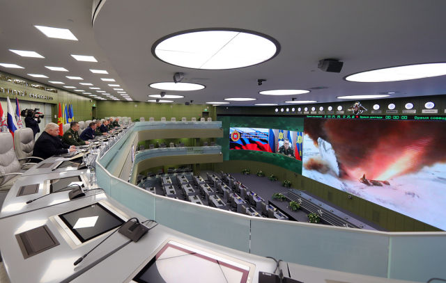 Президент России Владимир Путин на заседании в Национальном центре управления обороной РФ наблюдает в режиме видеоконференции за пуском ракеты комплек