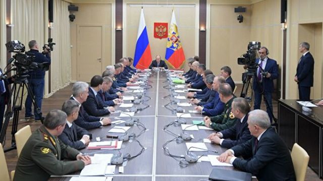 Президент России Владимир Путин проводит заседание Совбеза РФ