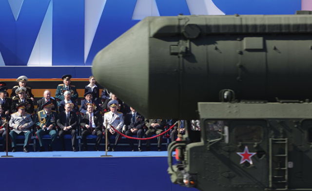 Президент России Владимир Путин (третий слева), председатель правительства РФ Дмитрий Медведев (второй справа) и министр обороны РФ Сергей Шойгу (второй слева) на военном параде на Красной площади