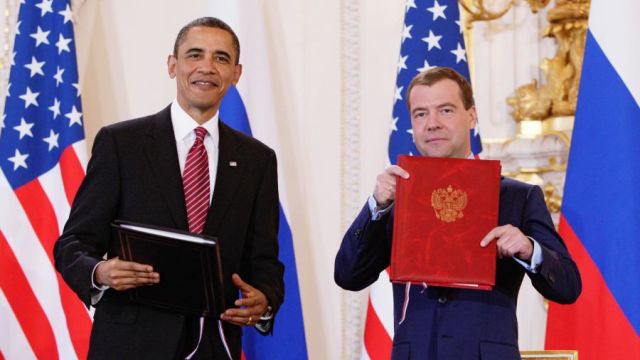 Президент США Барак Обама и Дмитрий Медведев во время подписания договора по СНВ