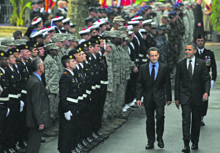 Президент США Барак Обама и президент Франции Николя Саркози обходят строй американских и французских военных в рамках памятных мероприятий, посвященных участию ВС США и Франции в операциях в Ливии. Фото с сайта www.navy.mil