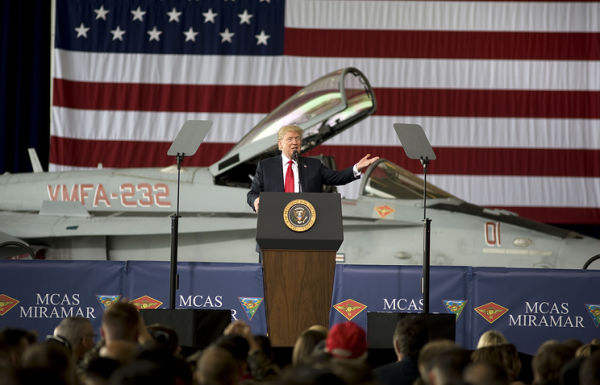 Президент США Дональд Трамп во время выступления перед морскими пехотинцами на военно-воздушной базе "Мирамар"