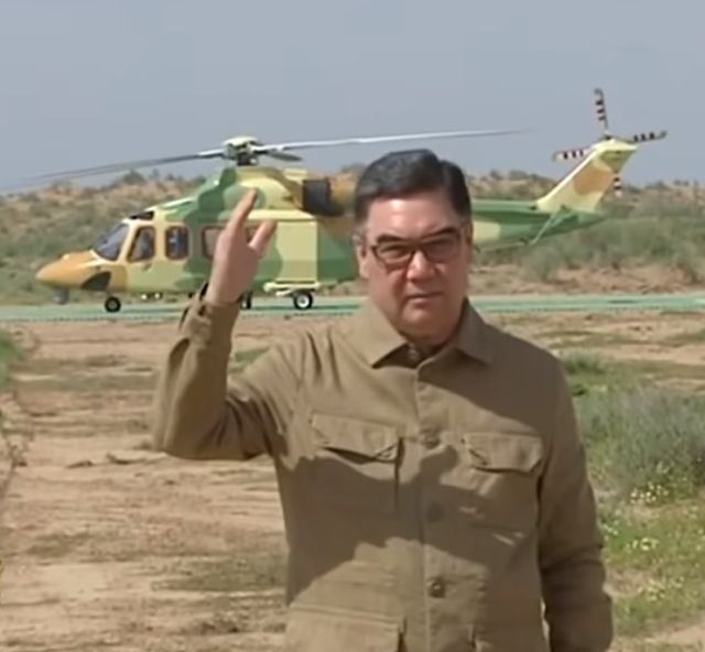 Президент Туркмении Гурбангулы Бердымухамедов на фоне вертолета Leonardo Helicopters AW139, 30.04.2019