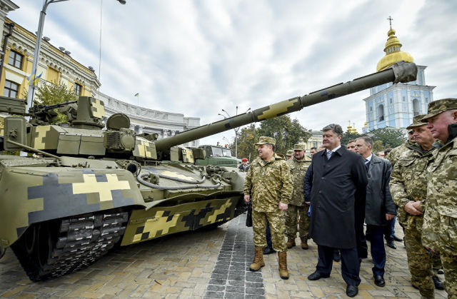 Президент Украины Петр Порошенко и министр обороны Степан Полторак смотрят на танк Оплот во время открытия выставки Сила непобедимого в Киеве