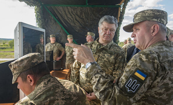Президент Украины Петр Порошенко и начальник Генерального штаба Вооруженных Сил Украины Виктор Муженко на военном полигоне, где проходят испытания аме