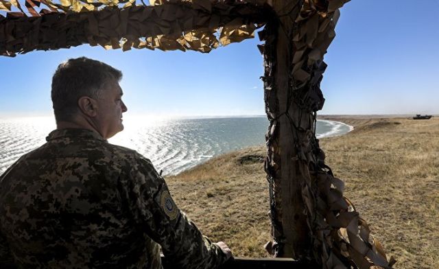 Президент Украины Петр Порошенко во время учений Вооруженных сил Украины на побережье Азовского моря. 12 октября 2018