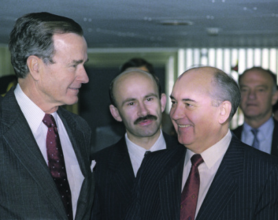 Президенты Джордж Буш и Михаил Горбачев накануне подписания Декларации о прекращении состояния холодной войны между СССР и США. Фото РИА Новости