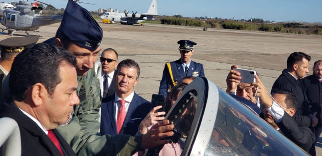 Президенты Гватемалы Джимми Моралес (в кабине) и Аргентины Маурисо Макри осматривают аргентинский учебно-боевой самолет FAdeA IA-63 Pampa III. Эль-Паломар (Буэнос-Айрес), 03.07.2019