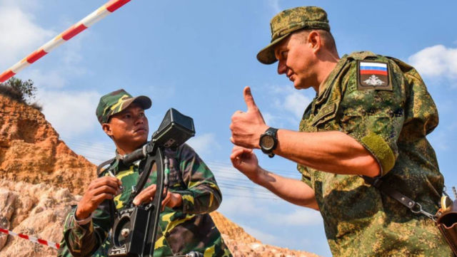 Военнослужащие ВС Лаоса и России