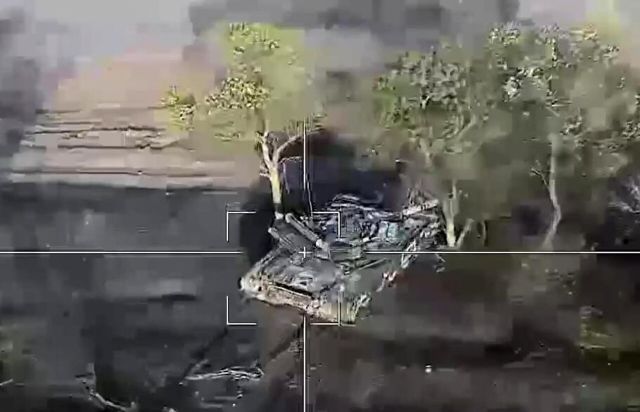 Применение модернизированного барражирующего боеприпаса "Ланцет" против военной техники ВСУ в зоне проведения спецоперации