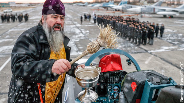 Привычная сцена в современной Российской армии – священник освящает боевую систему (в данном случае истребитель)