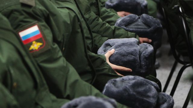 Призывники перед отправкой на службу в Вооруженные силы России