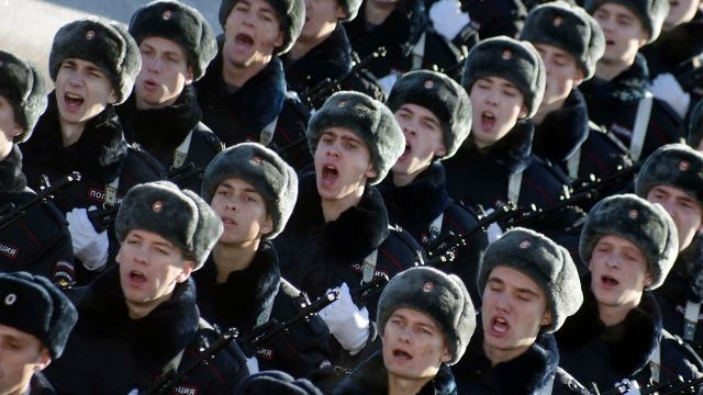 Призывники войсковой части 6916 Федеральной службы войск национальной гвардии РФ во время церемонии принятия воинской присяги в Севастополе