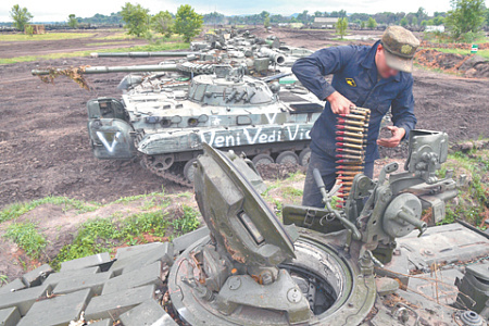 Производители российской бронетехники ремонтируют свою продукцию прямо на передовой. Фото РИА Новости
