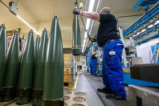 Производство 155-миллиметровых артиллерийских снарядов на заводе концерна Rheinmetall
