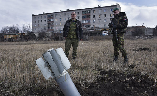 Пророссийские ополченцы рядом с неразорвавшейся ракетой "Ураган" в Дебальцево
