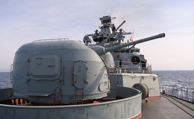 Противолодочный корабль Вице-адмирал Кулаков патрулирует восточное побережье Средиземного моря