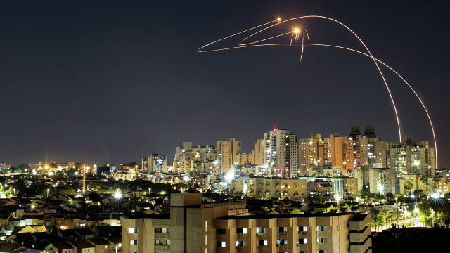 Противоракетная система "Железный купол" перехватывает ракеты, запущенные из сектора Газа, в небе над Ашкелоном