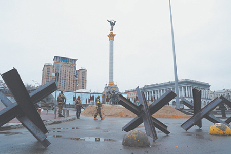Противотанковые ежи на майдане Незалежности – символ Киева милитаризованного. Фото Reuters