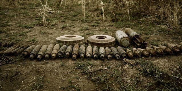 Противотанковые мины и невзорвавшиеся боеприпасы рядом с городом Аскеран в Нагорном Карабахе