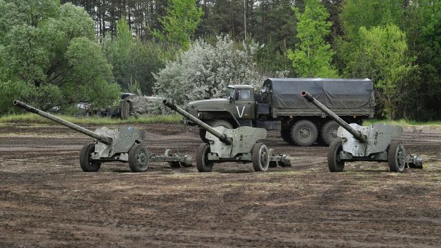 Противотанковые пушки МТ-12 "Рапира" в зоне специальной военной операции на Украине.