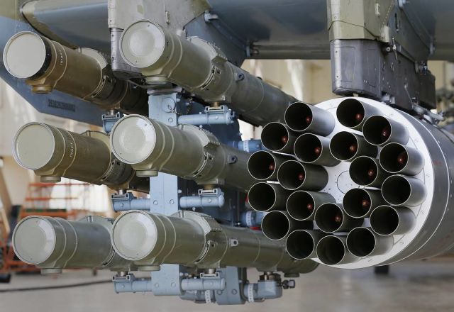 Противотанковые управляемые ракеты "Атака" и неуправляемые авиационные ракеты на внешней подвеске вертолета Ка-52
