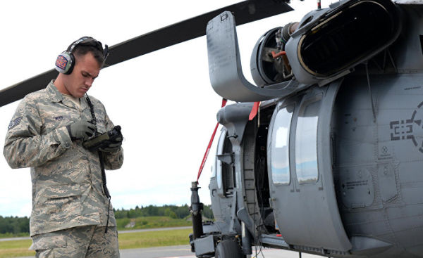 Проверка вертолета перед военными учениями