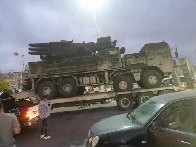 Провоз этой боевой машины ЗРПК "Панцирь-С1" в качестве трофея по улицам Триполи вечером 18.05.2020 (С) социальные сети