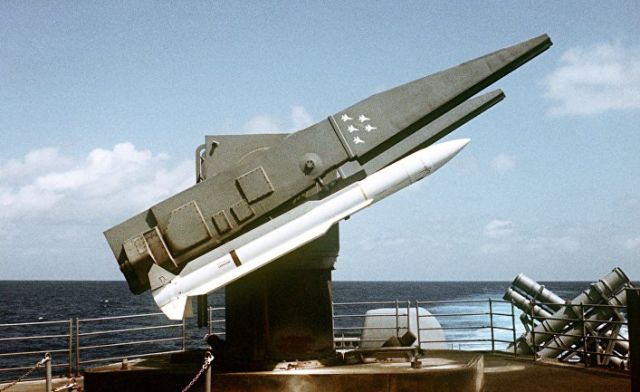 ПУ Mk. 26 с ракетой RIM-66 Standard missile (SM-2 MR) на борту крейсера USS Ticonderoga
