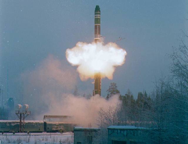 Пуск баллистической ракеты РТ-23 УТТХ с БЖРК