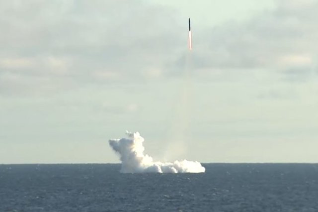 Пуск баллистической ракеты "Синева" экипаж атомной подлодки "Карелия" Северного флота выполнил из подводного положения.