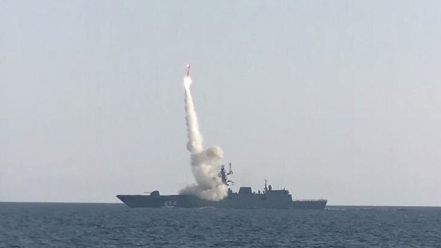 Пуск гиперзвуковой ракеты "Циркон" с борта фрегата "Адмирал Горшков" в Баренцевом море