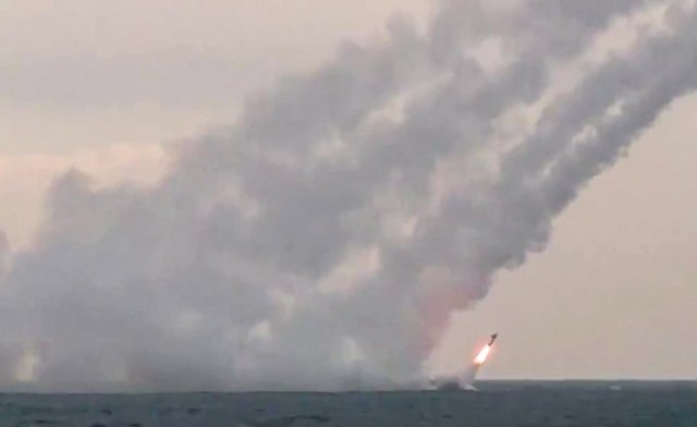 Пуск из подводного положения крылатых ракет "Калибр"