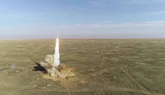 Пуск крылатой ракеты оперативно-тактического ракетного комплекса "Искандер"