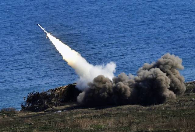 Пуск противокорабельной ракеты Х-35 береговым ракетным комплексом "Бал"